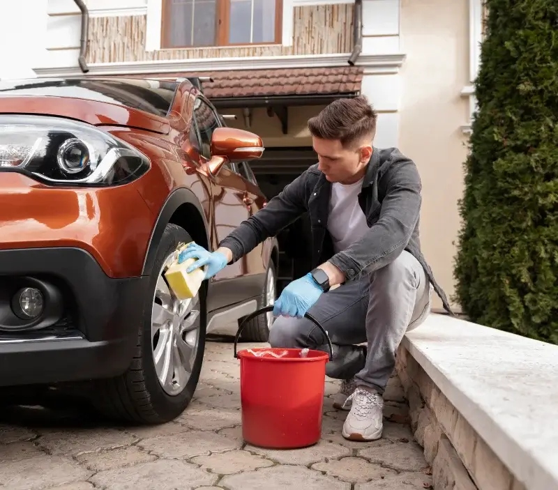 Lavage auto à domicile Uzech : professionnel intervenant sur un véhicule